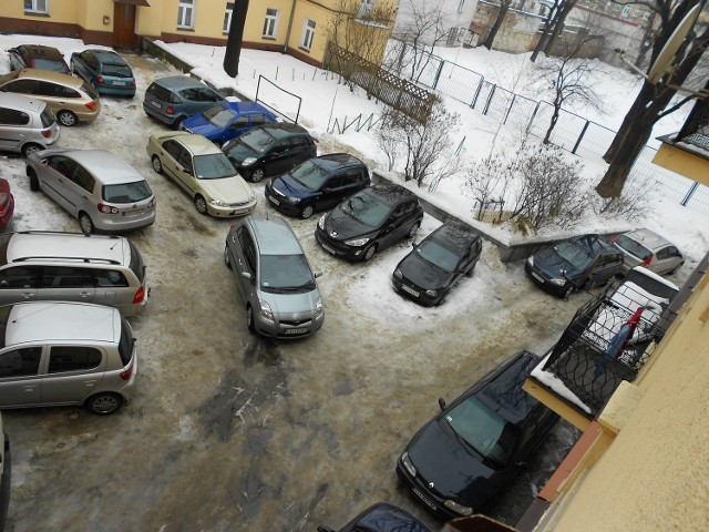Zdarza się, że na niewielkim placu przy ul. Narutowicza 37 parkują nawet 32 auta