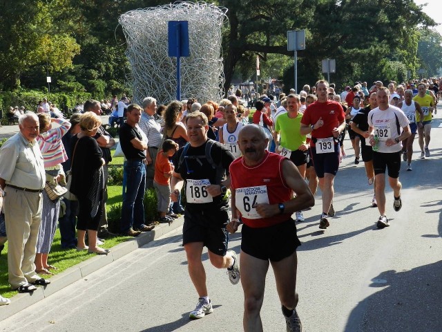 W zeszłym roku w maratonie wzięło udział 300 zawodników, pierwsze miejsce zajął Polak.