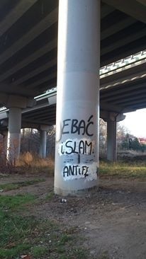 Bielsko-Biała: Rasistowskie symbole i hasła. Fundacja Klamra zawiadamia o przestępstwie [ZDJĘCIA]
