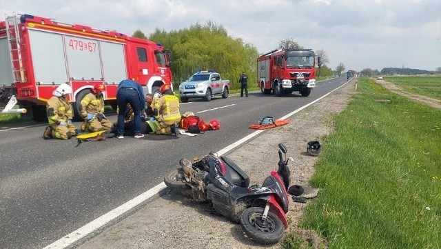Do groźnego wypadku motorowerzysty doszło 6 maja na DK 12 w miejscowości Grążowice (gmina Opoczno). Okazało się, że 61-letni mężczyzna jest nietrzeźwy, miał zakaz kierowania wszelkimi pojazdami i próbował wprowadzić w błąd opoczyńskich policjantów, którzy na miejscu ustalali okoliczności zdarzenia drogowego.