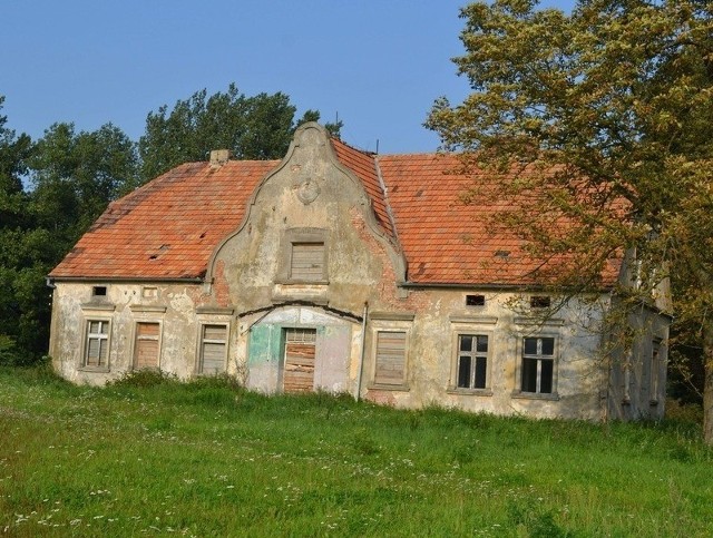 Obok kościoła zniszczony dwór z początku XIX wieku