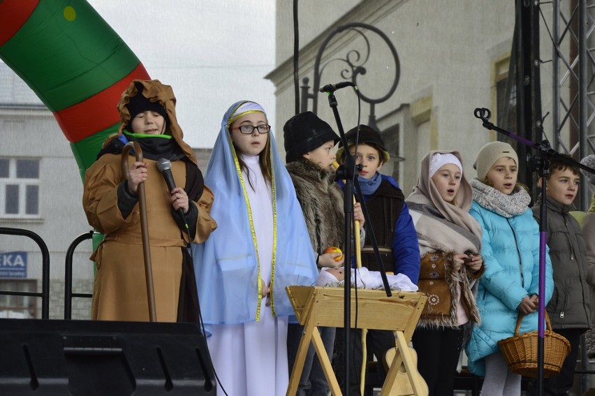 Biecz. Wspólne kolędowanie i wigilia na bieckim rynku. Od rana trwał bożonarodzeniowy jarmark.