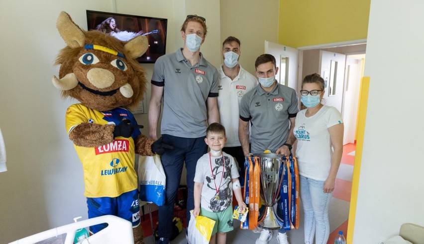 Piłkarze ręczni Łomży Vive Kielce w Dniu Dziecka odwiedzili szpital. Przynieśli prezenty. Zobacz zdjęcia