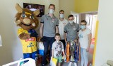 Piłkarze ręczni Łomży Vive Kielce w Dniu Dziecka odwiedzili szpital. Przynieśli prezenty. Zobacz zdjęcia