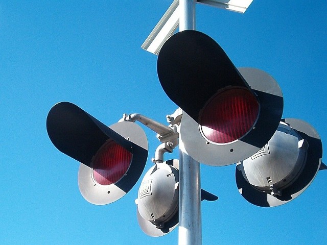 Mężczyzna uszkodził szkodził sygnalizator na przejeździe kolejowym w Nowym Kramsku.