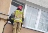 5-latek sam w mieszkaniu. Rodzice poszli do pracy, a dziecko płakało przy oknie. Służby ruszyły na pomoc