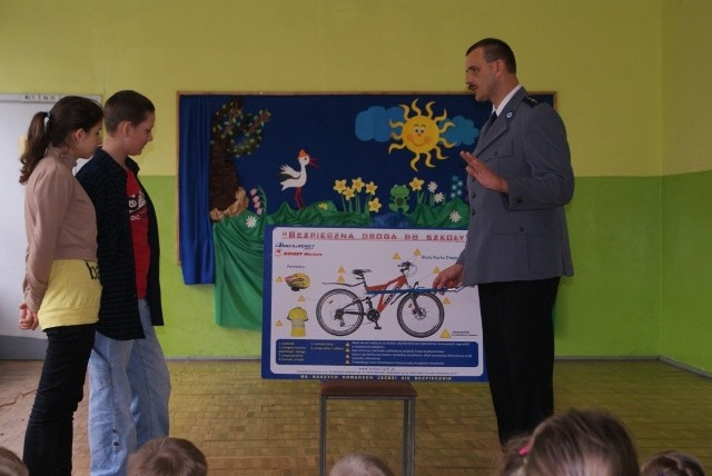 Uczniowie z zainteresowaniem słuchali Przemysława Kłudkowskiego, który mówił m.in. jak powinien być wyposażony rower
