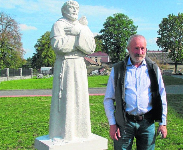 Stanisław Lutostański przy jednej z rzeźb w Mariówce.