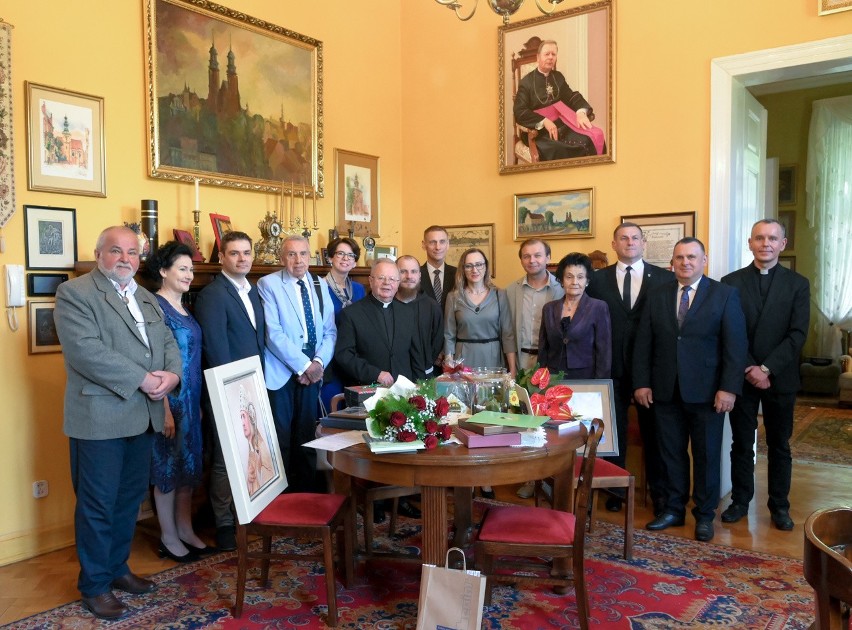 Ksiądz infułat Jan Kasprowicz w otoczeniu gości z Mogilna