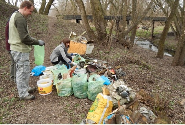 Główna: Chcą wyciągnąć 120 opon ze strumienia