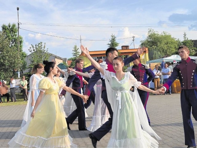 Na festynie w Krzywogońcu zatańczy zespół "Grzybianie". Mają piękne stroje i zawsze ładnie się prezentują na imprezach