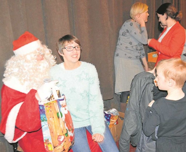 Ola Śliwa cieszyła się z prezentów, które wręczył jej św. Mikołaj