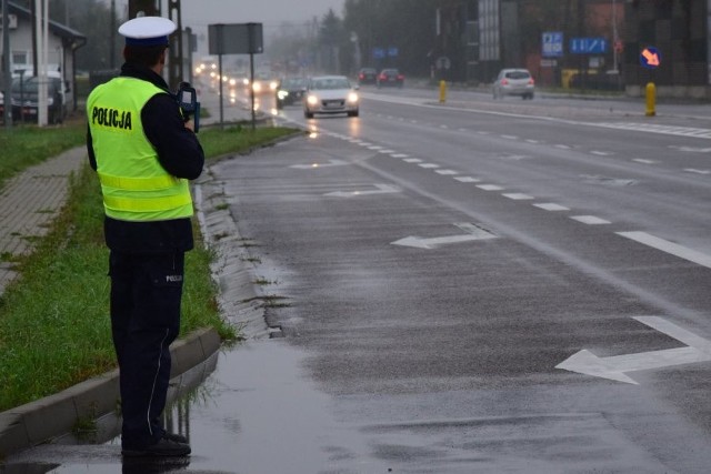 Na drogach województwa podkarpackiego trwa akcja "Znicz". Policja ostrzega o utrudnieniach i zmianach organizacji ruchu w okolicach cmentarzy.