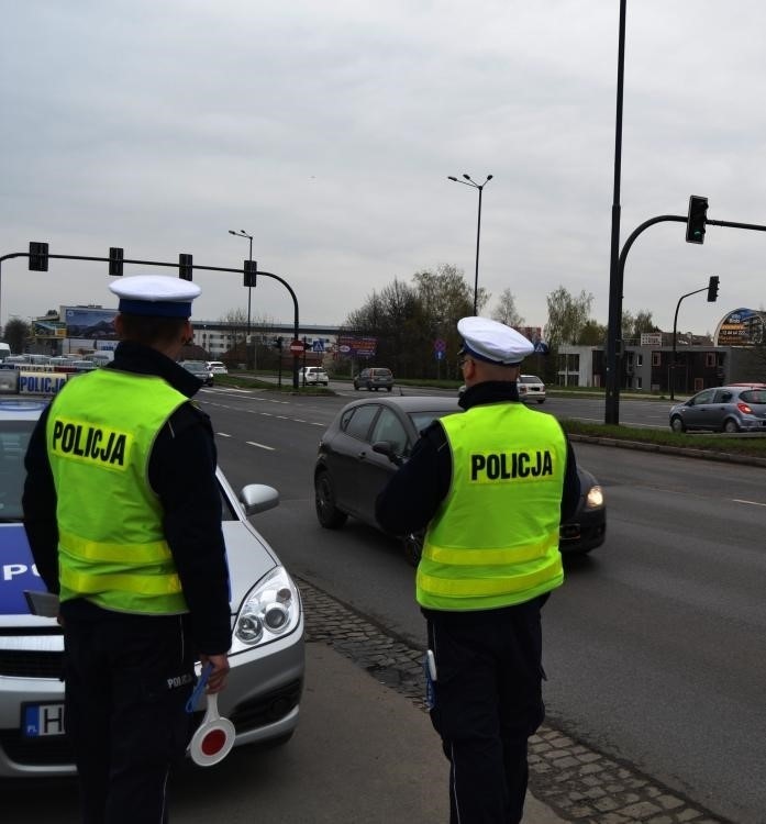 Funkcjonariusze z drogówki z Komendy Powiatowej Policji w...