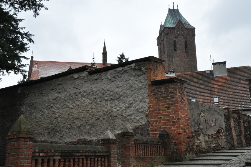 Mury obronne z XV i XVI wieku w Byczynie.