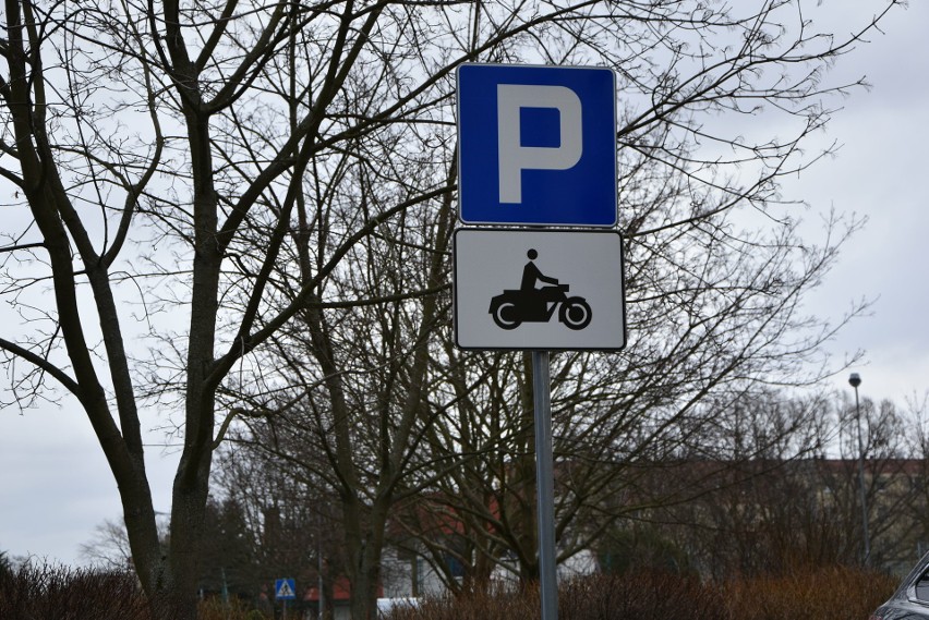 Miejsca do parkowania motocykli są oznakowane specjalnym...