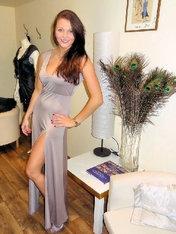 Anna Kowalsk, kandydatka na Miss Intercontinental, mierzy sukienki, które zabierze ze sobą na wybory.