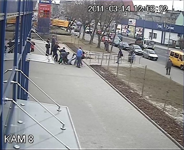 Na filmie przekazanym przez prezesa PKS Józefa Słowikowskiego widać jedną z bójek na dworcu autobusowym.