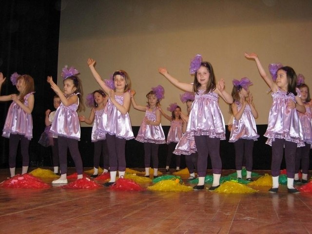 Tak na scenie prezentowały się dziewczynki z zespołu "Wesołe Nutki" z przedszkola nr 1