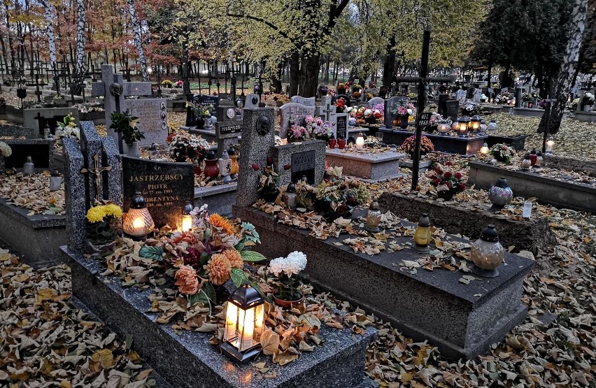 Kraków. Cmentarz Batowicki wygląda tak, jakby był już "normalny" 1 listopada [ZDJĘCIA]