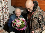 Helena Borowiecka z Popowic w gminie Oksa obchodziła 103. urodziny. Z tortem i życzeniami przybyli wolontariusze "Paczki dla Bohatera"