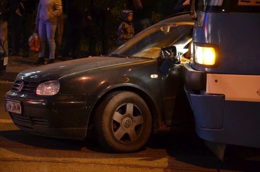 Wrocław: Wypadek na Sienkiewicza. Volkswagen zderzył się z tramwajem (ZDJĘCIA)