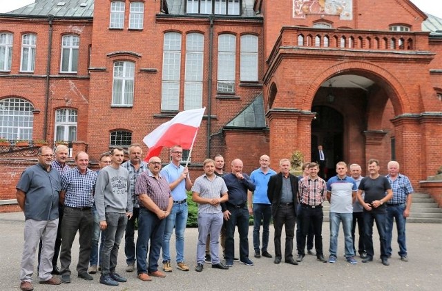 Przed pałacem w Kobylnikach pojawiła się grupa rolników, która domaga się m.in. zmiany sposobu szacowania strat po suszy