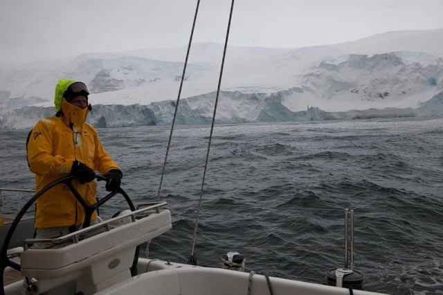 Czytelnicy docenili inowrocławskiego kapitana za niezwykły rejs, którego dokonał wraz ze swoją załogą. Żeglarze wypłynęli z Kapsztadu (południe Afryki) do Hobart na australijskiej Tasmanii, ale nie prostą trasą, a okrążając Antarktydę na południe od 60. stopnia szerokości geograficznej południowej.Wykonali pętlę wokół lodowego kontynentu w 72 dni i 6 godzin. Nikt wcześniej tego nie dokonał, co potwierdziła organizacja World Sailing Speed Record Council.  Załogę stanowili: Tomasz Grala, Hanna Leniec (II oficer, bydgoszczanka, obecnie żona kapitana, zatem nosząca także nazwisko męża), Michał Barasiński, Magdalena Żuchelkowska, Wojciech Małecki, Ireneusz Kamiński, Piotr Kukliński i Robert Kibart.- Nasi żeglarze dokonali czegoś, czego jeszcze nikt nie dokonał. W ekstremalnych warunkach, zdani wyłącznie na siebie. Tam nie było miejsca na najmniejszy błąd. To żywioł stawiał warunki. To wyczyn na miarę światową, dlatego zasługuje na najwyższe uznanie - zapewnia Roma Koper-Małynicz, siostra pana Mariusza, także żeglarka. Więcej o rejsie pisaliśmy w artykule: Kapitan Mariusz Koper. Ten, który okrążył AntarktydęEmerytury dla matek. Sprawdź, o co w tym chodzi!