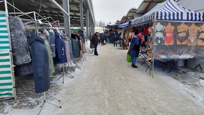 Sporo osób robiło zakupy na Targowisku Miejskim w Ostrowcu Świętokrzyskim