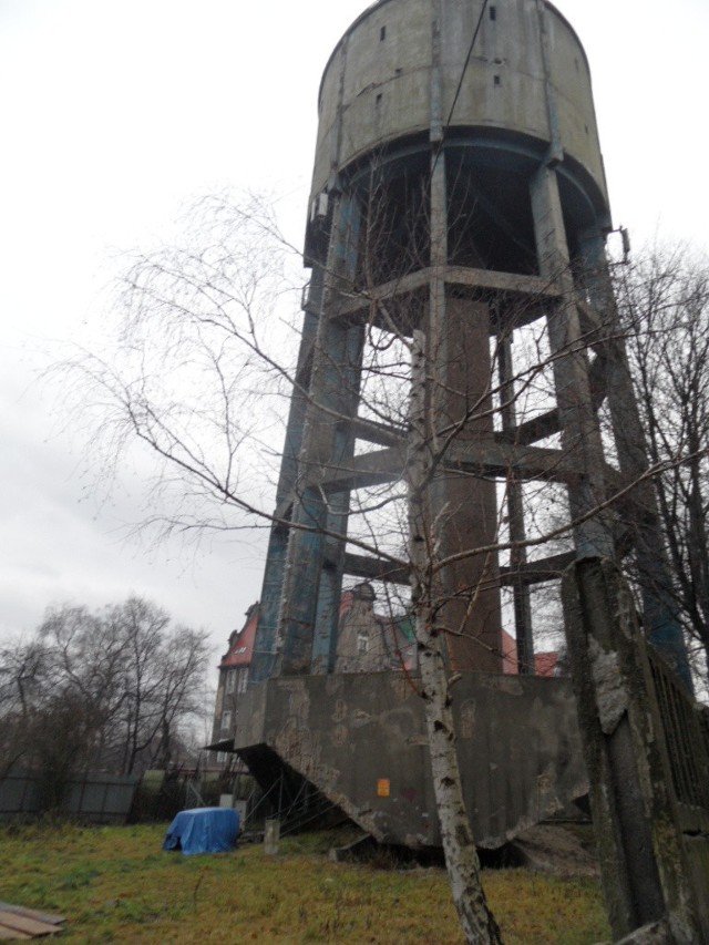 Rozpoczął się remont wieży na ul. Oświęcimskiej. Musi zostać wyczyszczona i zabezpieczona przed korozją