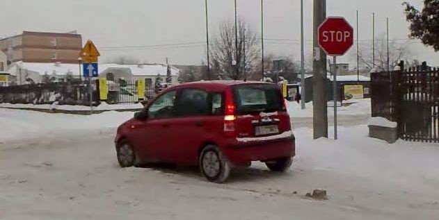 Tu nie pomaga nawet ABS. Samochody suną po lodzie wprost na ruchliwą ulicę. (wideo)