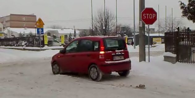 Samochody na Kisiela ślizgają się po zamarzniętej ulicy