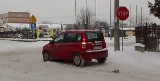 Tu nie pomaga nawet ABS. Samochody suną po lodzie wprost na ruchliwą ulicę. (wideo)