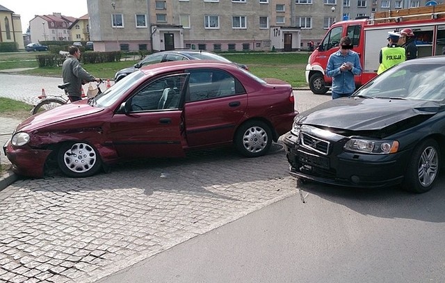 W niedzielę na zachodnich rogatkach Międzyrzecza zderzyły się dwie osobówki. 