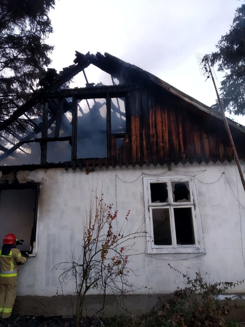 Pożar drewnianego domu w miejscowości Szwagrów. Trzy osoby straciły dach nad głową