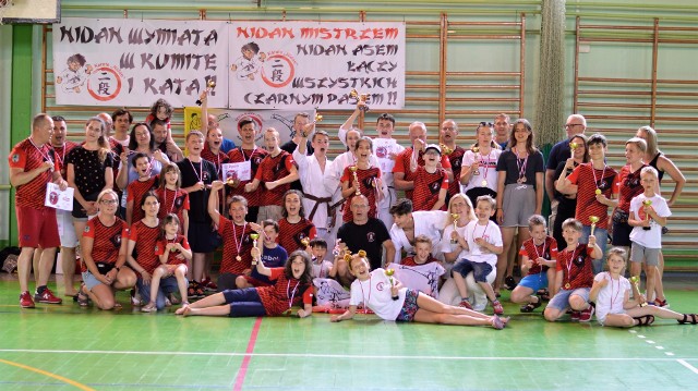 Reprezentanci Klubu Karate NIDAN Zielona Góra zdobyli w Głuchołazach 35 medali.