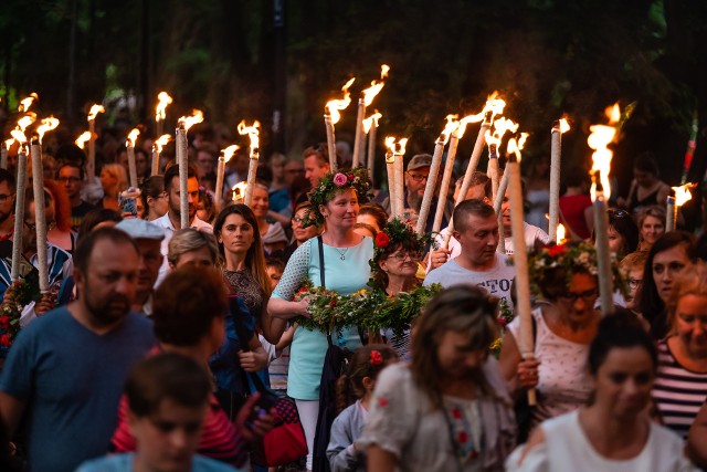 Obchody nocy świętojańskiej w Gliwicach zostały zaplanowane na piątek, 23 czerwca. W programie między innymi poszukiwanie kwiatu paproci, koncert i występ teatru ognia. Bezpłatne wydarzenie odbędzie się na alei Przyjaźni.