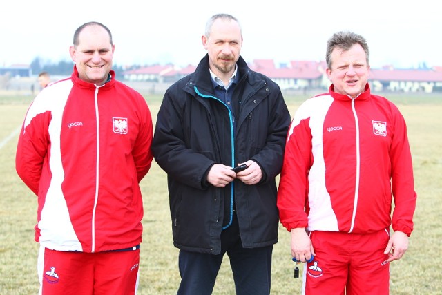 Trener biało-czerwonych, Krzysztof Okapa, w towarzystwie dyrektora OSiR w Pobiedziskach, Michała Fijałkowskiego, podczas zgrupowania kadry