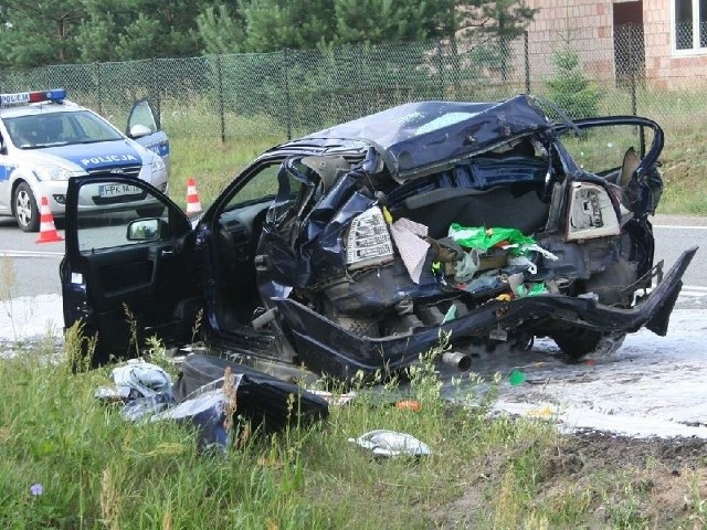 Osobowy opel został kompletnie zniszczony.