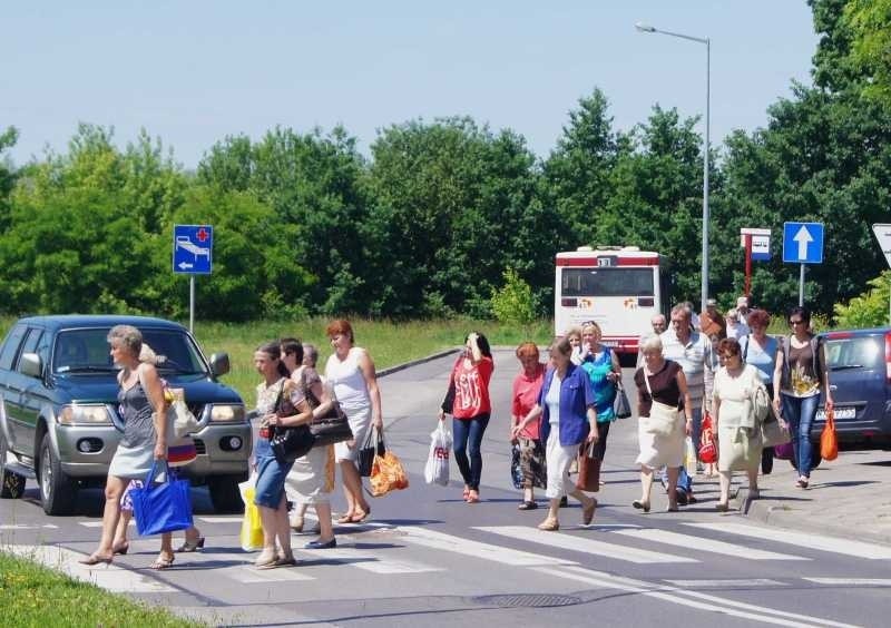 Teraz od pętli autobusowej do wejście głównego pasażerowie...