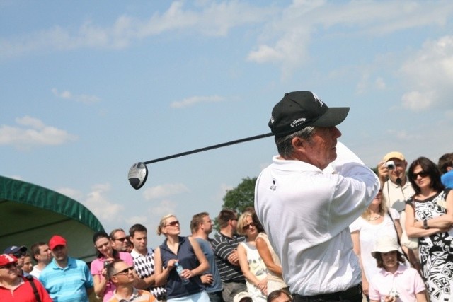Mistrz dał pokaz gry w golfa zebranej publiczności.