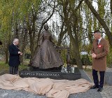 Obchody Narodowego Święta Niepodległości 2022 w Mircu. Uroczyście odsłonięto rzeźbę Jadwigi Prendowskiej, była wystawa i grochówka