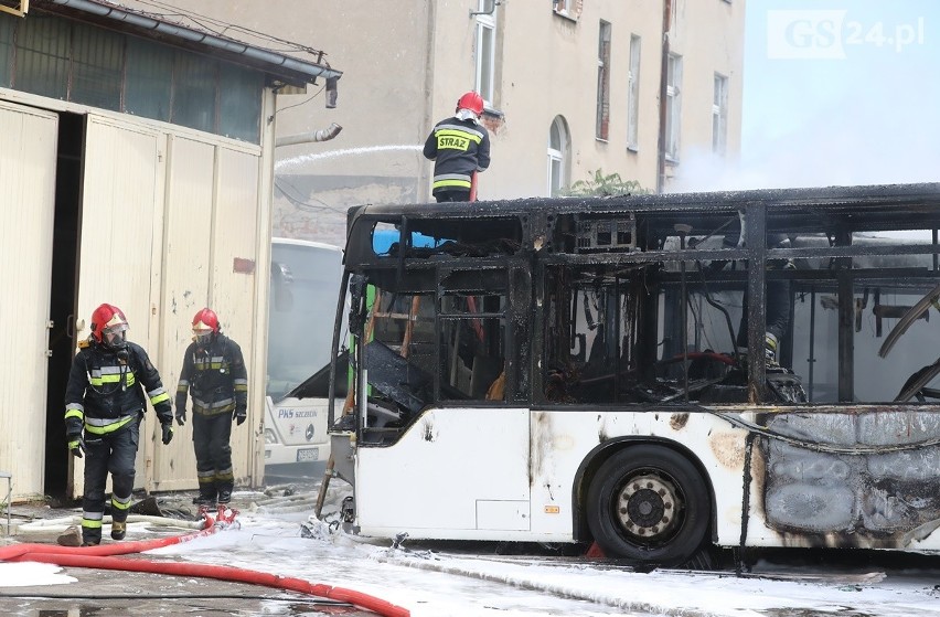 Pożar w bazie PKS w Szczecinie. Trzy autobusy spłonęły doszczętnie [ZDJĘCIA, WIDEO] 