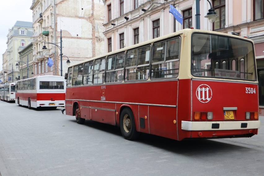 Składaniu podpisów do kapsuły czasu towarzyszyła prezentacja...