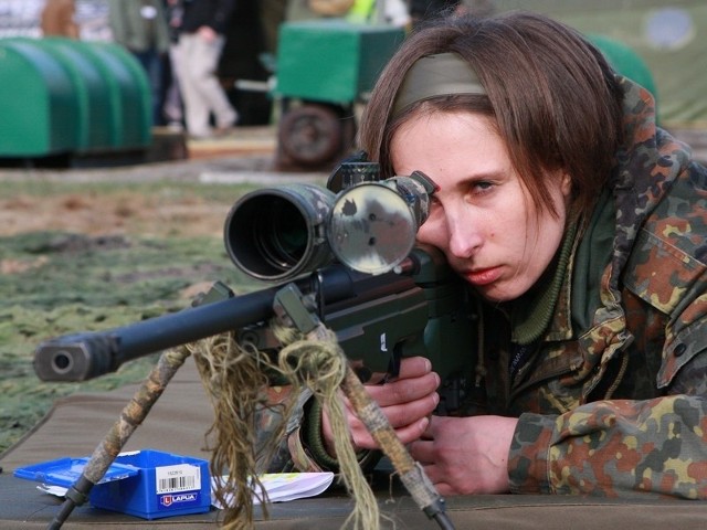 W zawodach wystartowało kilka pań. M.in. Dominika Chomont, która podczas strzelania na dystansie 300 m. zdobyła 90 na 100 możliwych punktów.