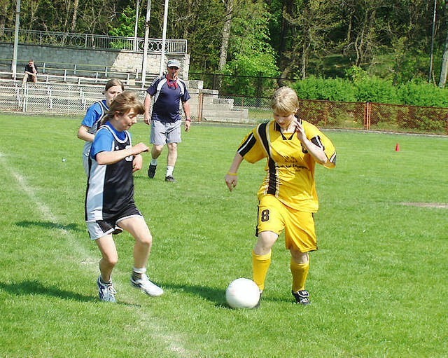W turnieju wzięły udział także drużyny dziewcząt. Na zdjęciu o piłkę walczą Agnieszka Turkiewicz (w żółtym stroju) z Bydgoszczy oraz Dorota Sikorska z Radziejowa.