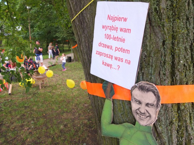 Na jednym z drzew pojawiła się także postać prezydenta Opola, który jest zwolennikiem trasy na Pasiece.