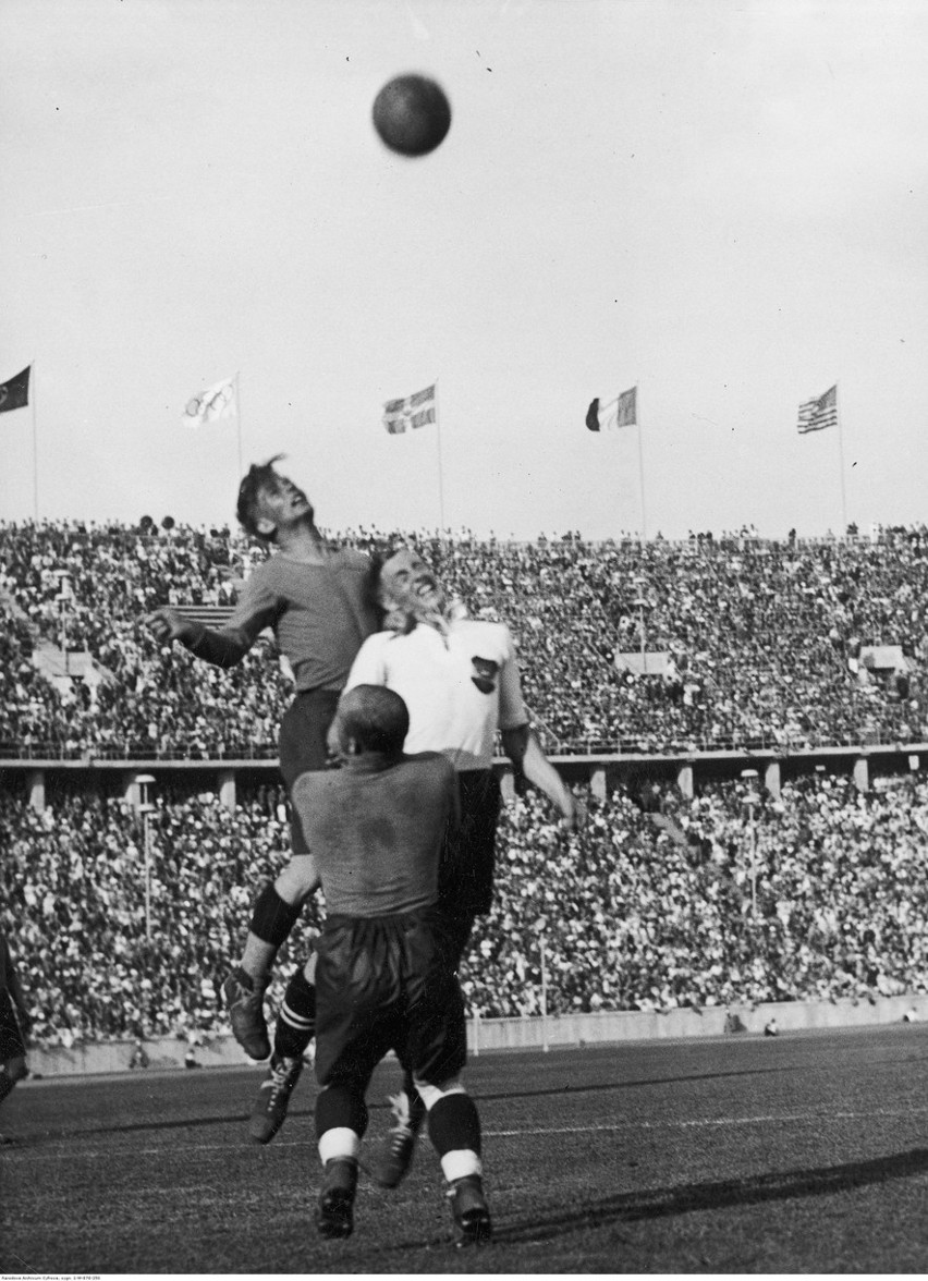1936, kadr z półfinału IO. Austria wygrała 3:1