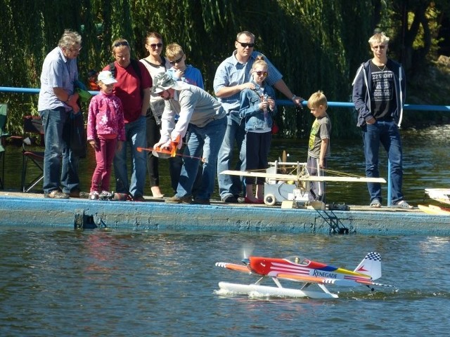 Nad zalewem rejowskim zebrali się także modelarze &#8211; lotnicy.