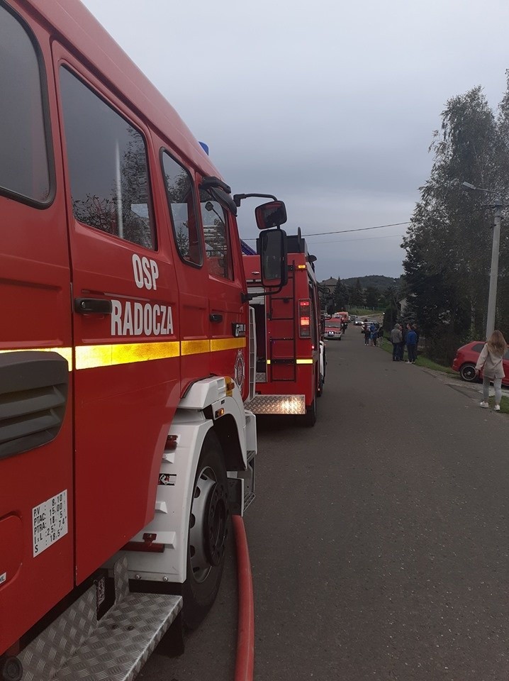 Powiat wadowicki. Pożar poddasza domu w Witanowicach. Na miejscu działa 13 zastępów straży pożarnej